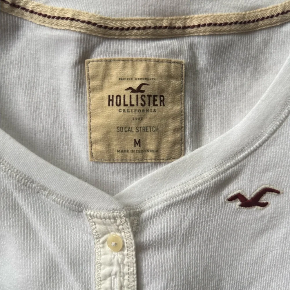 NWT - Set of 3 Hollister Henley’s. Gray, Cream, and Red Long Sleeve Tops - Picture 4 of 7